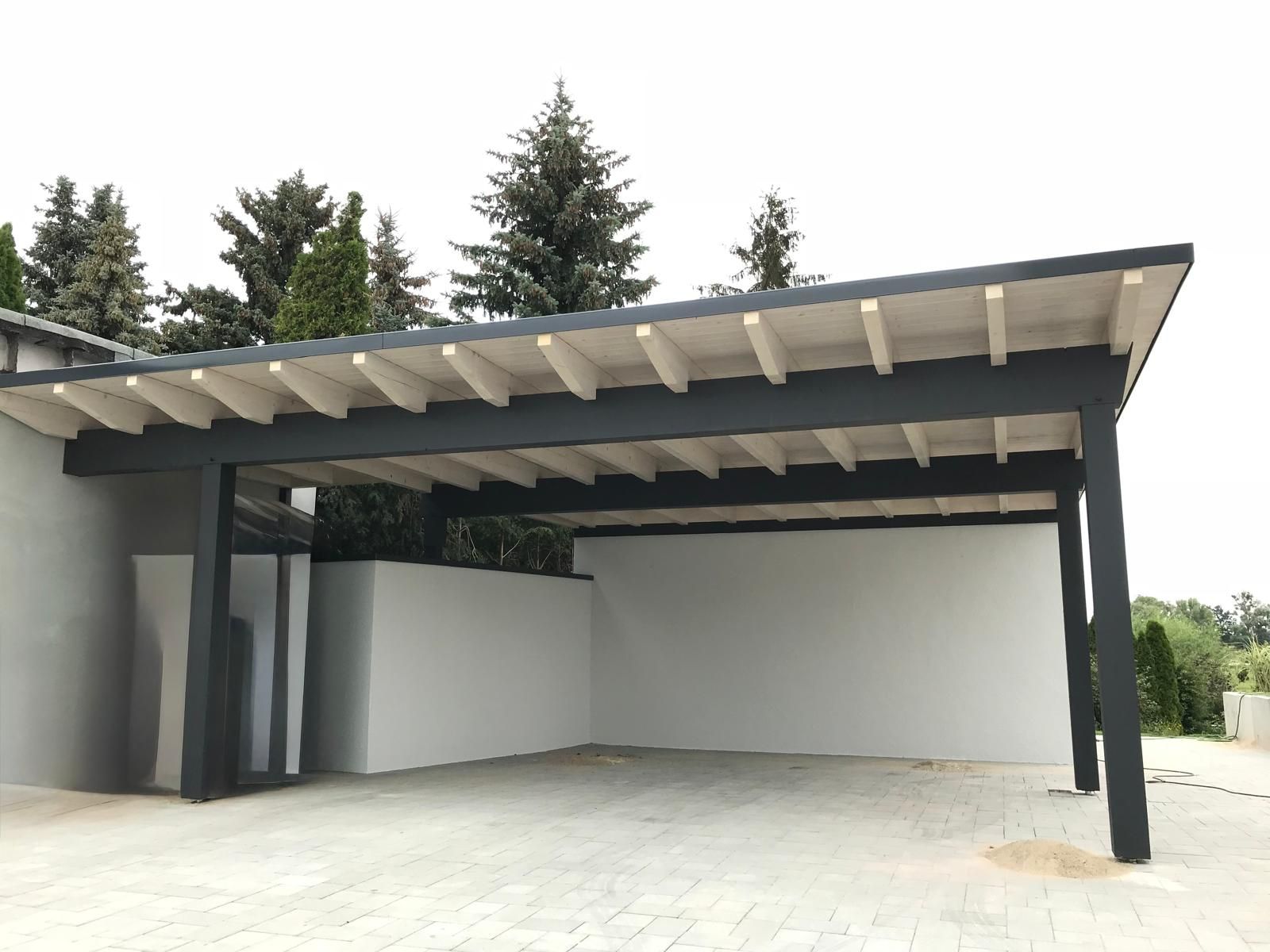 Moderner Carport mit flachem Dach, anthrazitfarbenen Stützen und Trägern und hellen Holzbalken