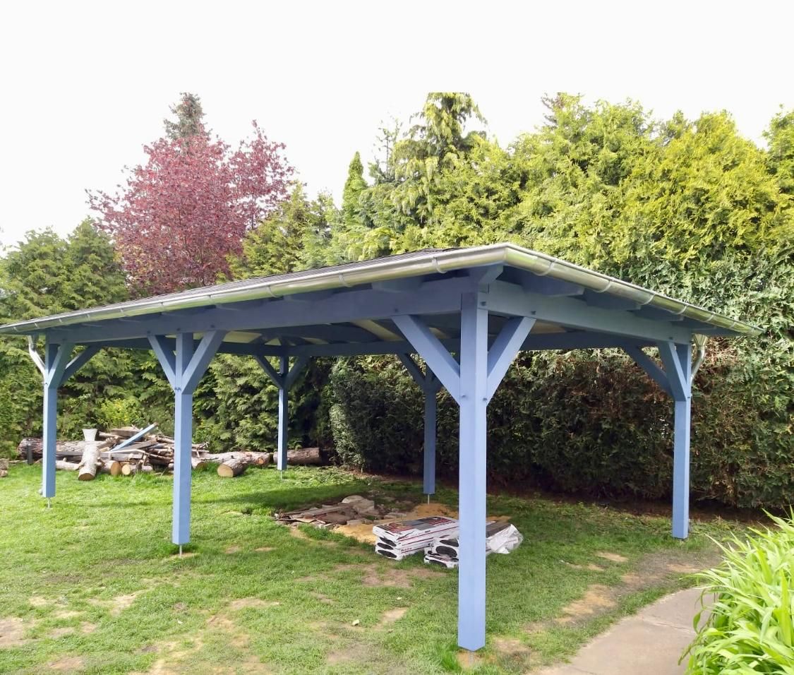 Blau gestrichene Holzüberdachung mit Walmdach und Kopfbändern in einem Garten